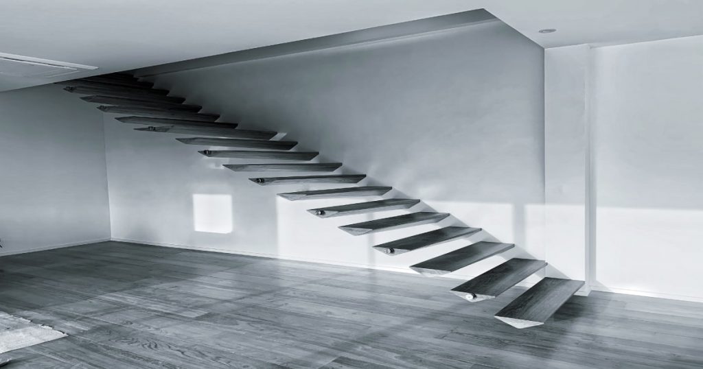 Zwevende trap in lege kamer