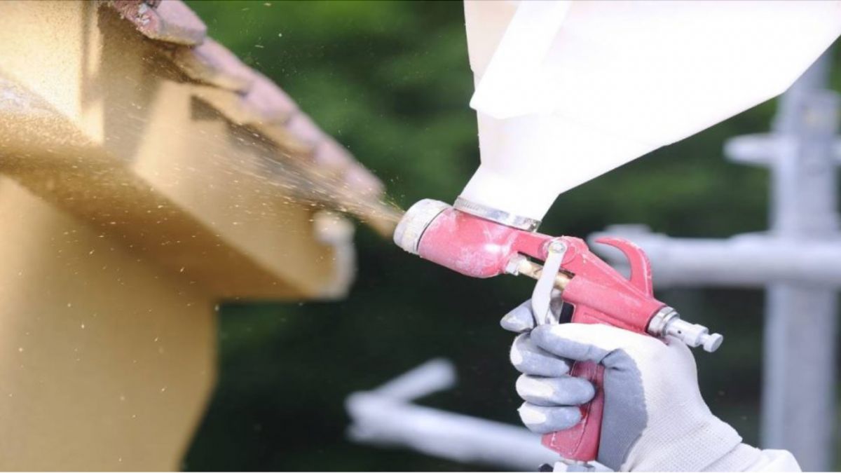 Een gevelspecialist brengt kurkpleister aan op een gevel