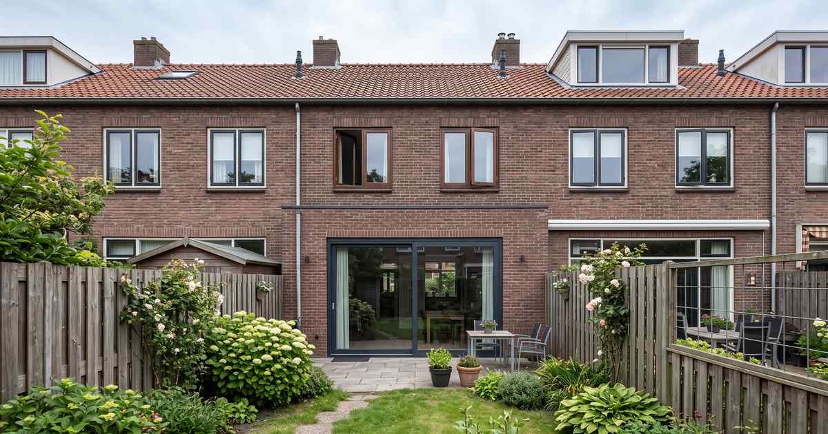 Nieuwe schuifpui in de achtergevel van een Nederlandse rijwoning, gezien vanuit de tuin