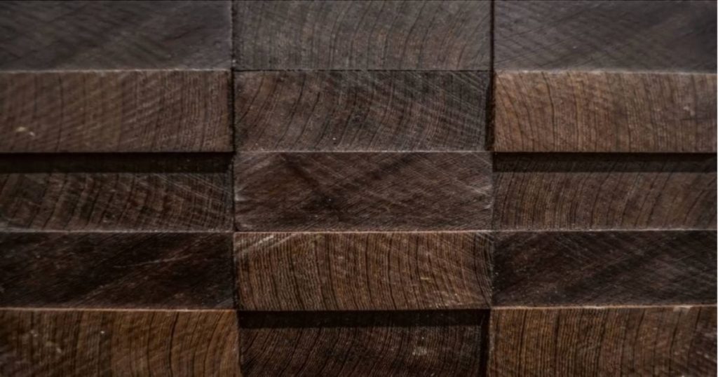 Gevelbekleding van afrormosia hout met een donkere kleur