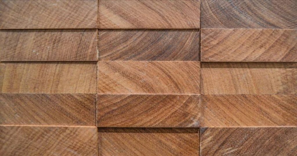 Gevelbekleding van afrormosia met een lichte kleur