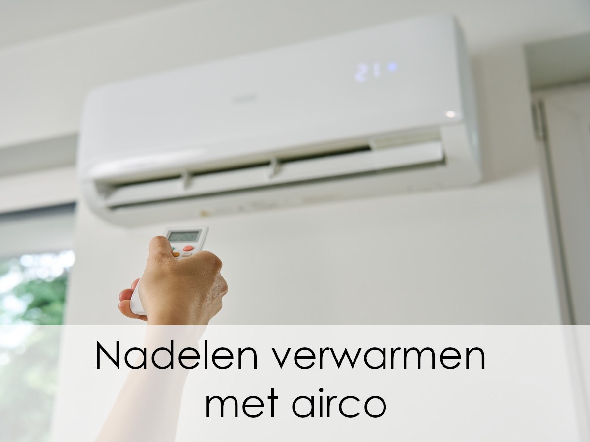 Hand met afstandsbediening stelt de airco in op 22 graden voor verwarmen