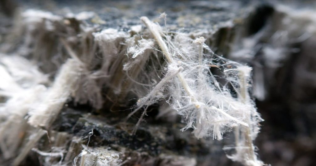 Witte asbestvezels ingezoomd met een zwarte achtergrond