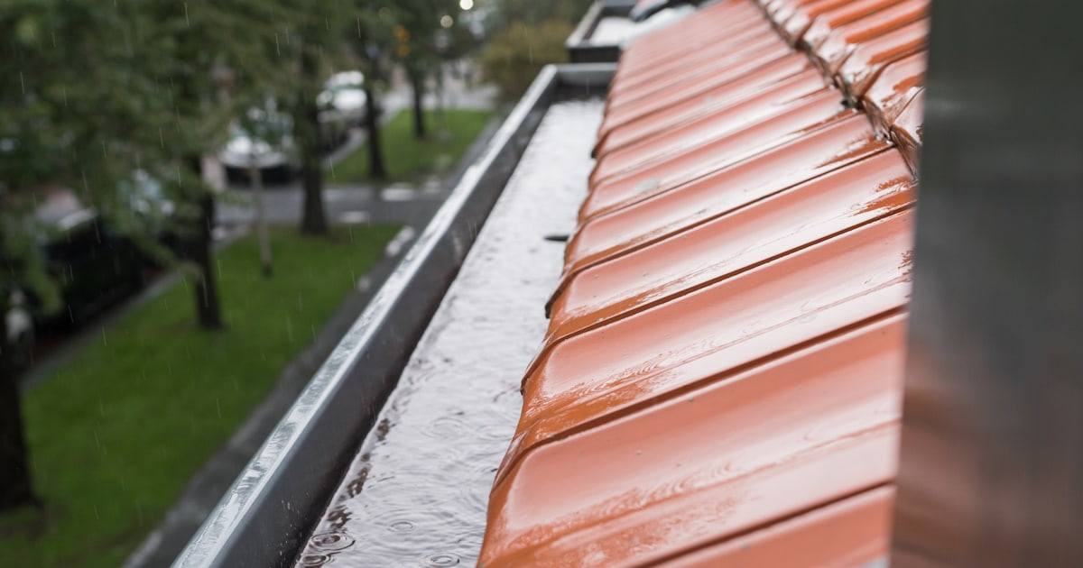 Een ruime, vierkante bakgoot voert regenwater gestroomlijnd af