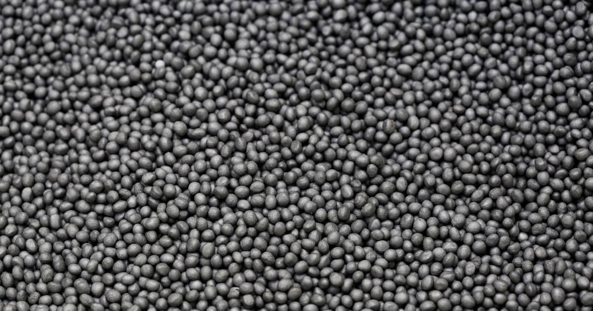 Een close-up van EPS-parels spouwmuurisolatie. De kleine parels zijn grijs van kleur