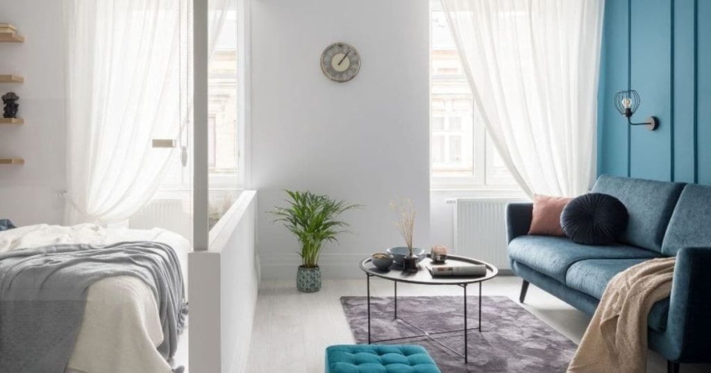 Een raam die een slaapkamer scheid