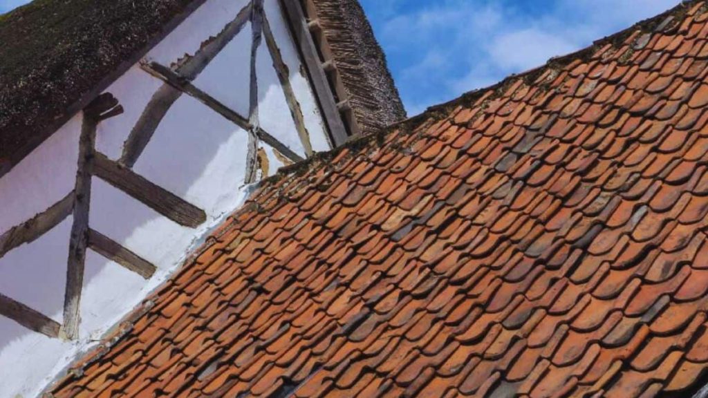 Een dak met rode Boomse pannen.