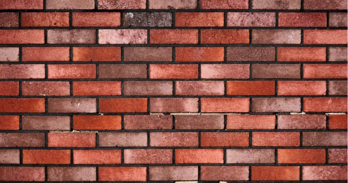 Een compleet nieuwe gevelbekleding is geplaatst, gemaakt van strengpers