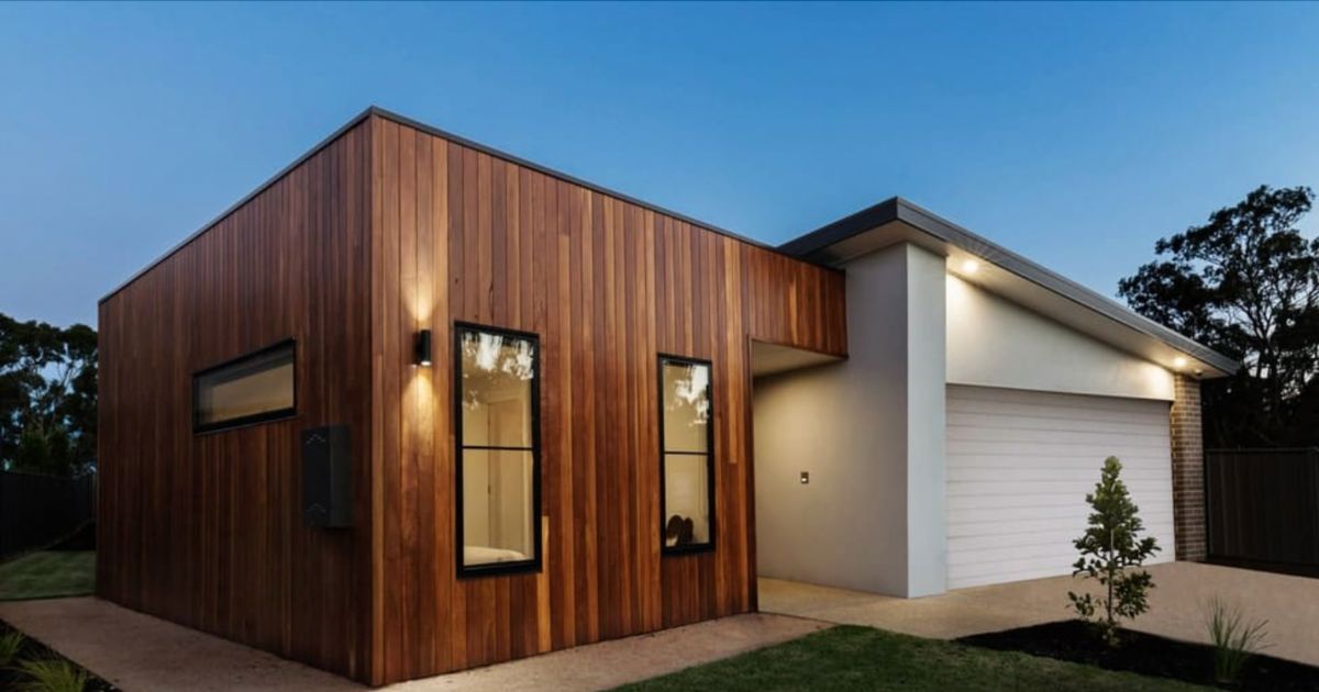 Een modern huis met gevelpanelen aan de buitenmuur.