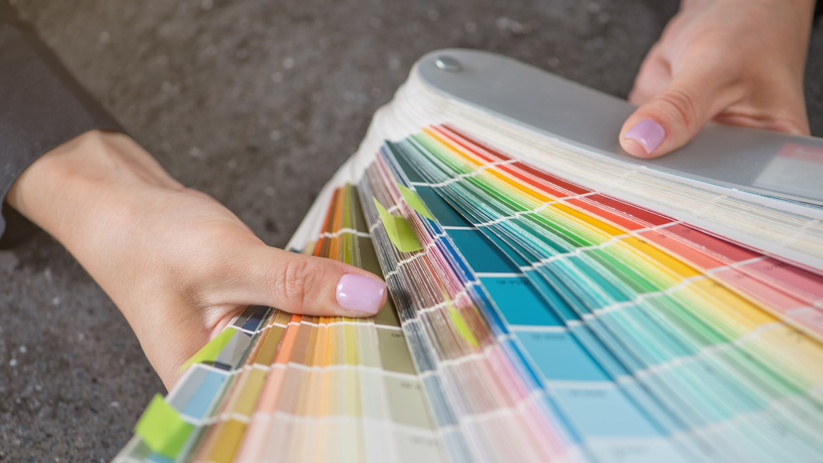 Een kleurenwaaier met alle mogelijke opties voor verfkleuren op de gevel.