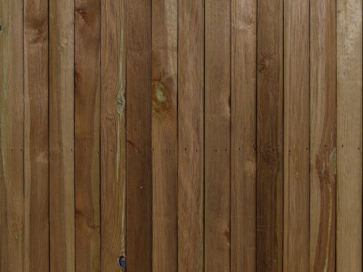 Close-up van verticale houten gevelbekleding met natuurlijke houtstructuur en nerven.