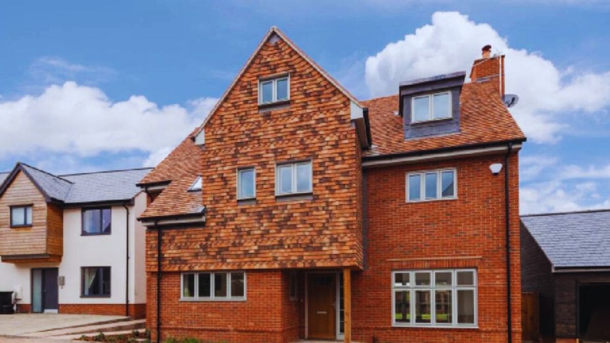 Buitenaanzicht van een dak dat met heeft laten uithogen met een opbouw uit steen en metselwerk, in stijl met de rest van de bakstenen woning.