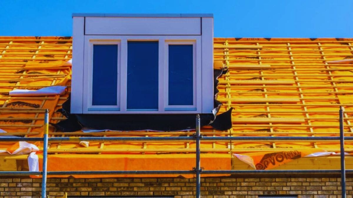 Een dak dat de bewoners lieten verhogen met een budgetvriendelijke, kunststof dakkapel. De rest van het dak wordt opnieuw geïsoleerd en bekleed: de pannenlatten en