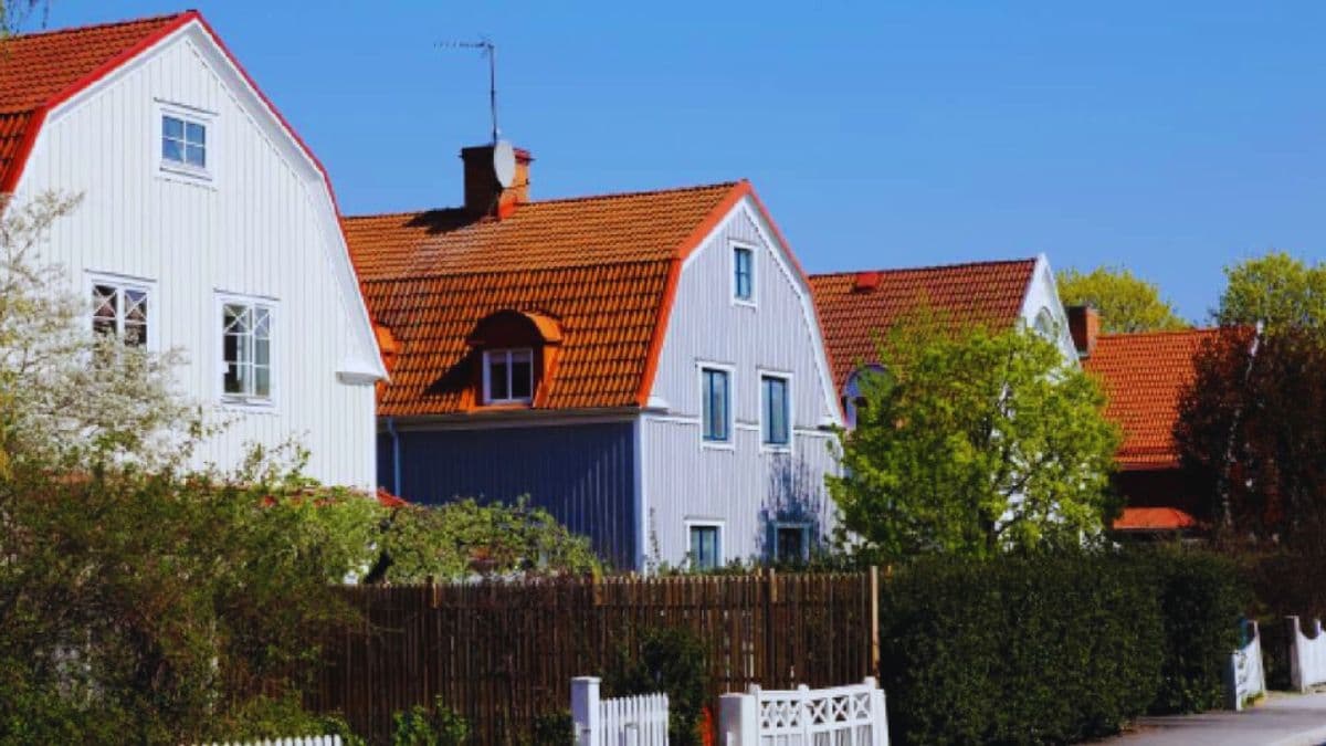 Verschillende mansardedaken, die voor het verhogen van het dak nog klassieke zadeldaken waren. Onder de steilere zijdes van het mansardedak wordt extra ruimte gecreëerd.