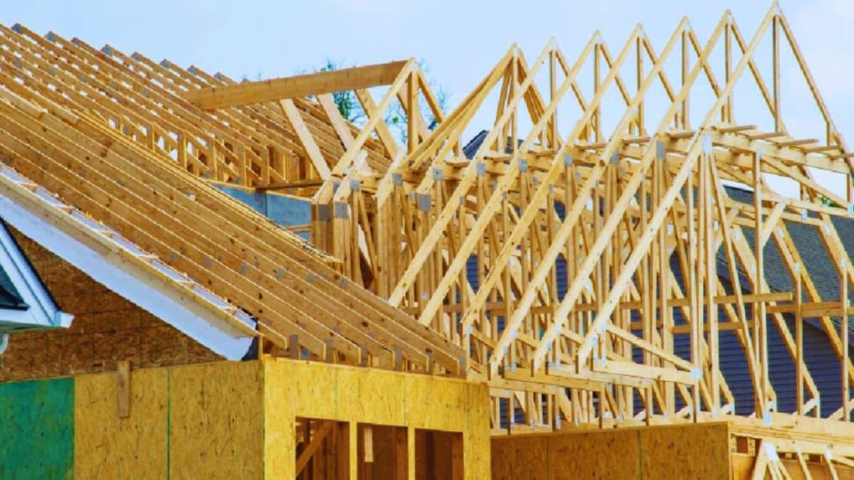 Een houten dakconstructie van een sporendak of spantendak.