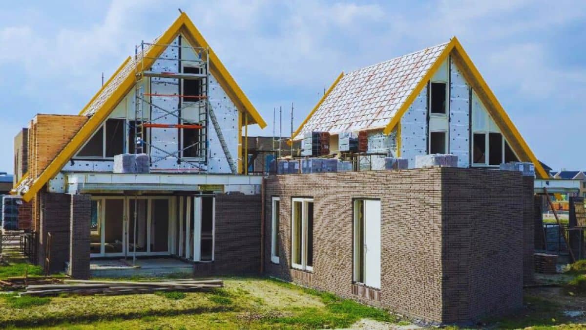 Een blootliggende dakconstructie met isolatie, dakkapellen en dakbedekking.