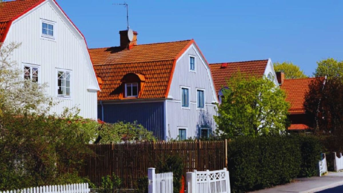 Een straat met twee woningen met monsardedak: een traditionele dakconstructie voor hellende daken met een ouderwetse, gezellige look.