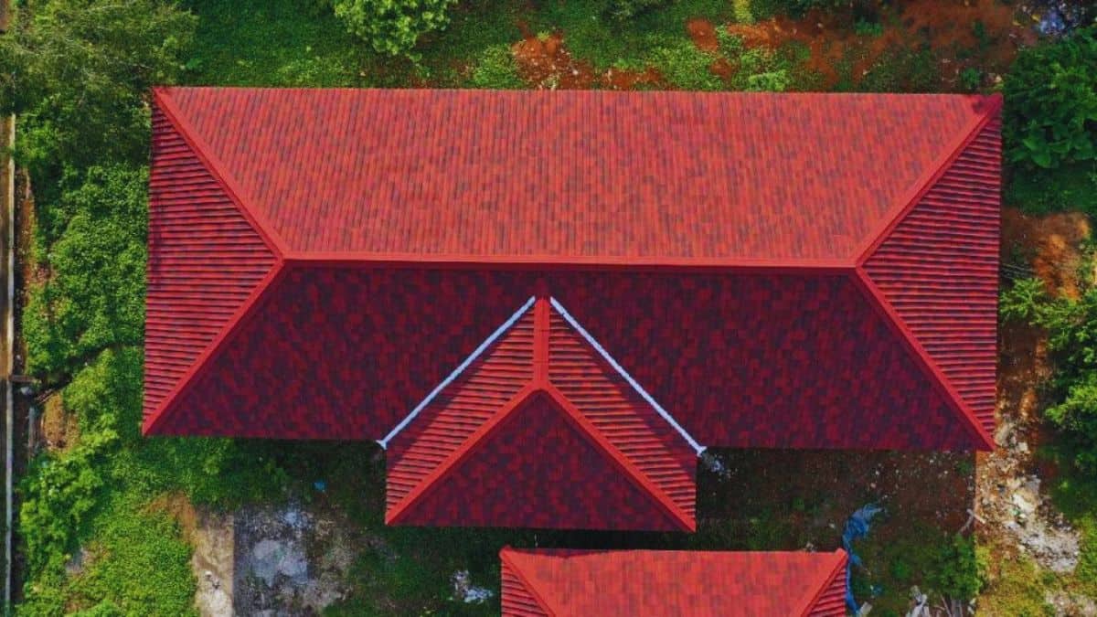 Bovenaanzicht van een schilddak: een oude variant op het zadeldak en een klassieke dakconstructie voor hellende daken.