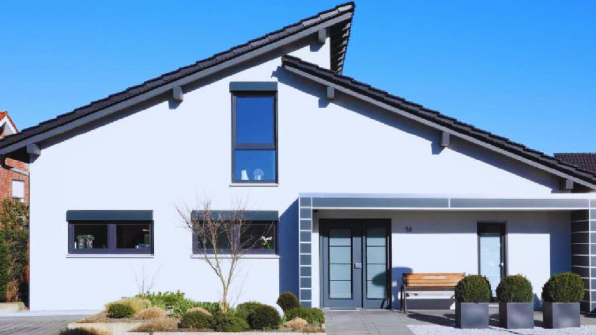 Vooraanzicht van een woning met verspringend lessenaarsdak: een speelse, hellende dakconstructie.