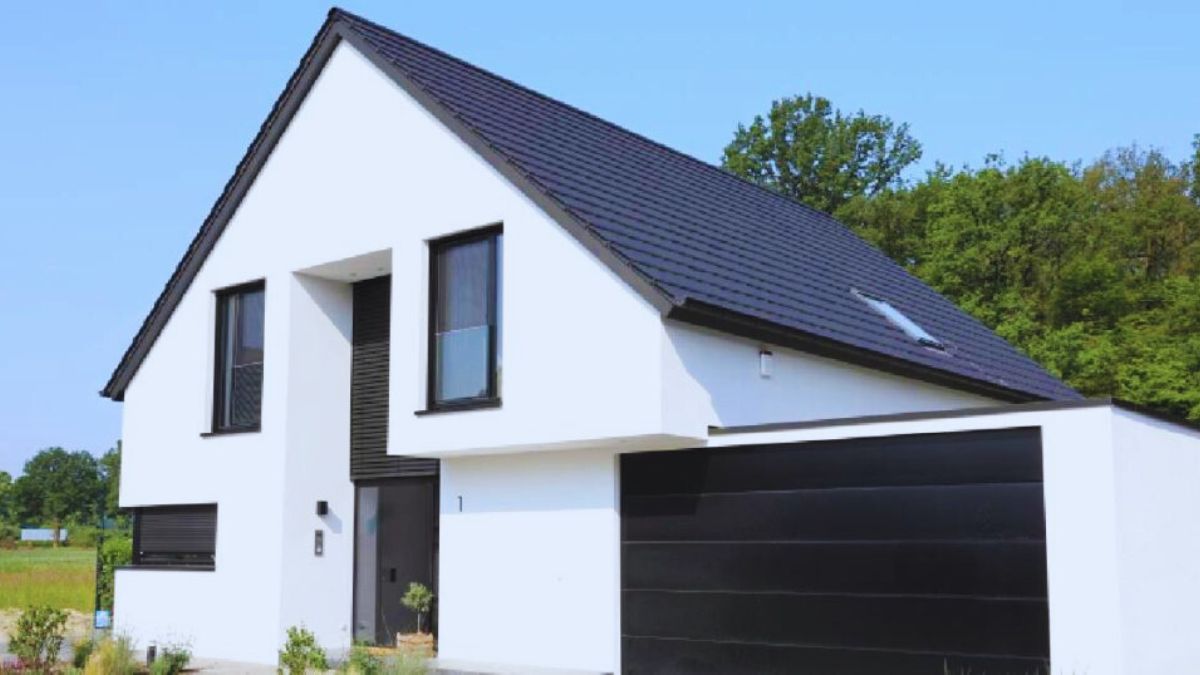 Schuin onderaanzicht van een woning met zadeldak: een klassieke dakconstructie voor hellende daken.