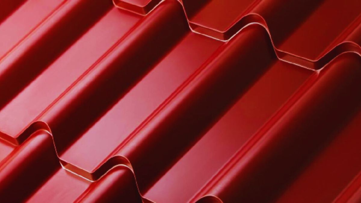 Dakpanplaten met isolatie in aluminium, met een rode, glanzende afwerking.