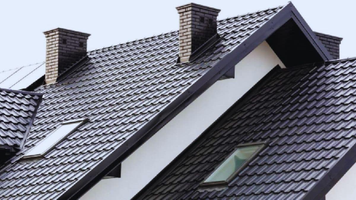 Een dak bedekt met zwarte dakpanplaten met isolatie.