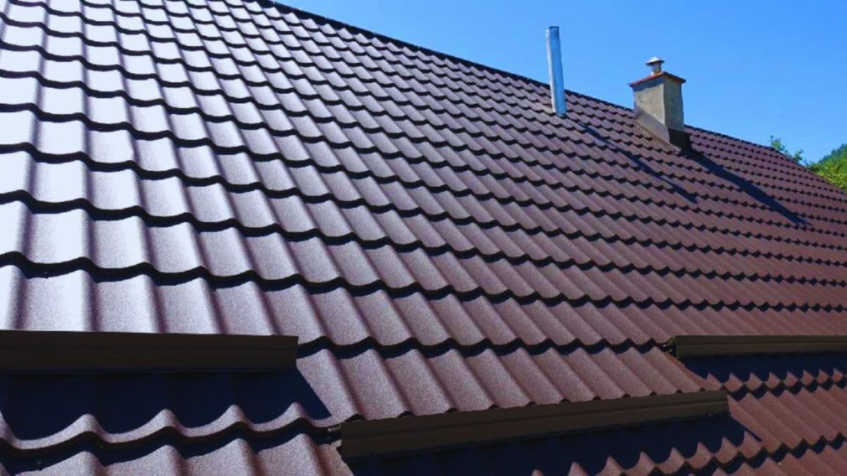 Dakpanplaten met isolatie in staal, met een bruine, half glanzende afwerking.