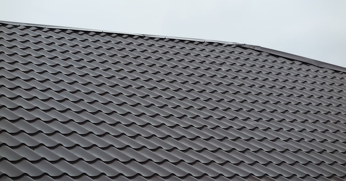 Grijze dakplaten zorgen voor een uniforme uitstraling op een schuin dak