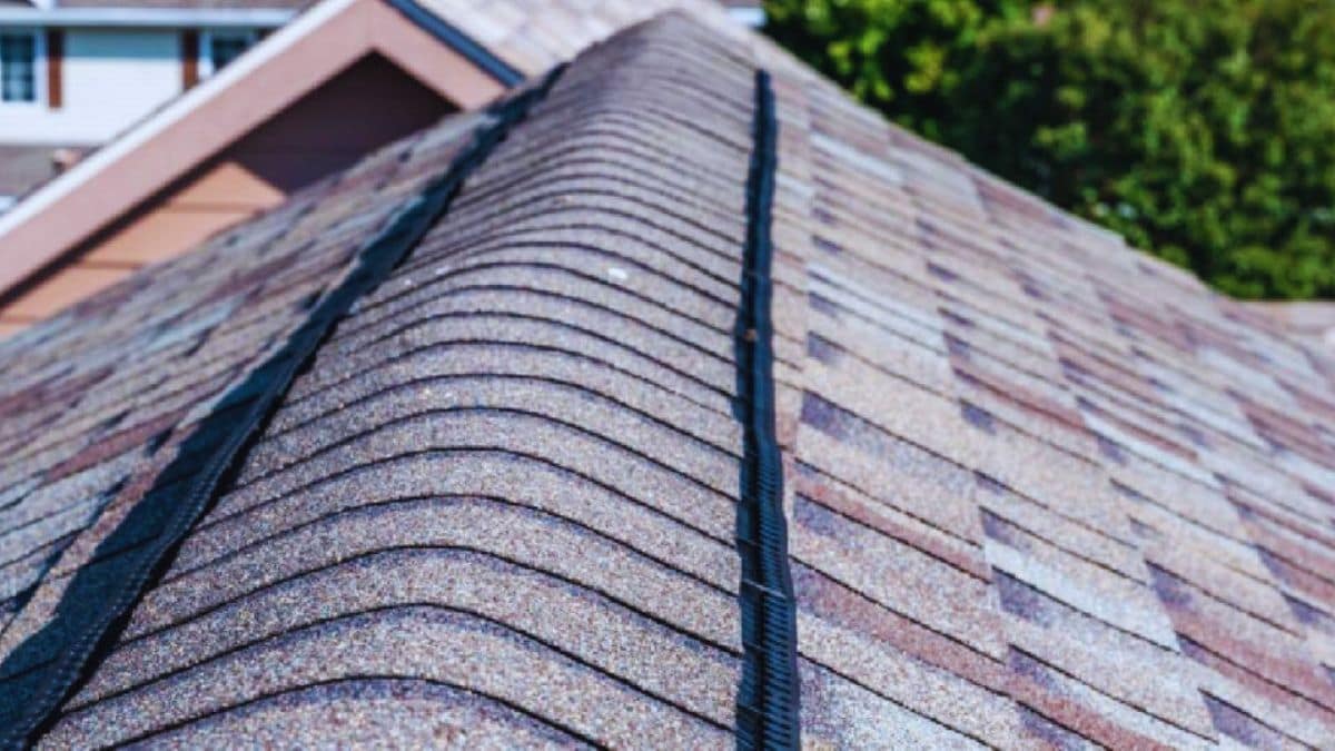 De nok van een dak waarop met net bitumen dakshingles en nokshingles heeft laten leggen.