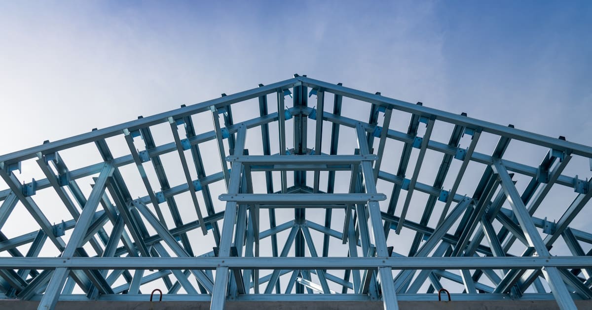 Het vooraanzicht van een stalen dakspant voor een industrieel gebouw