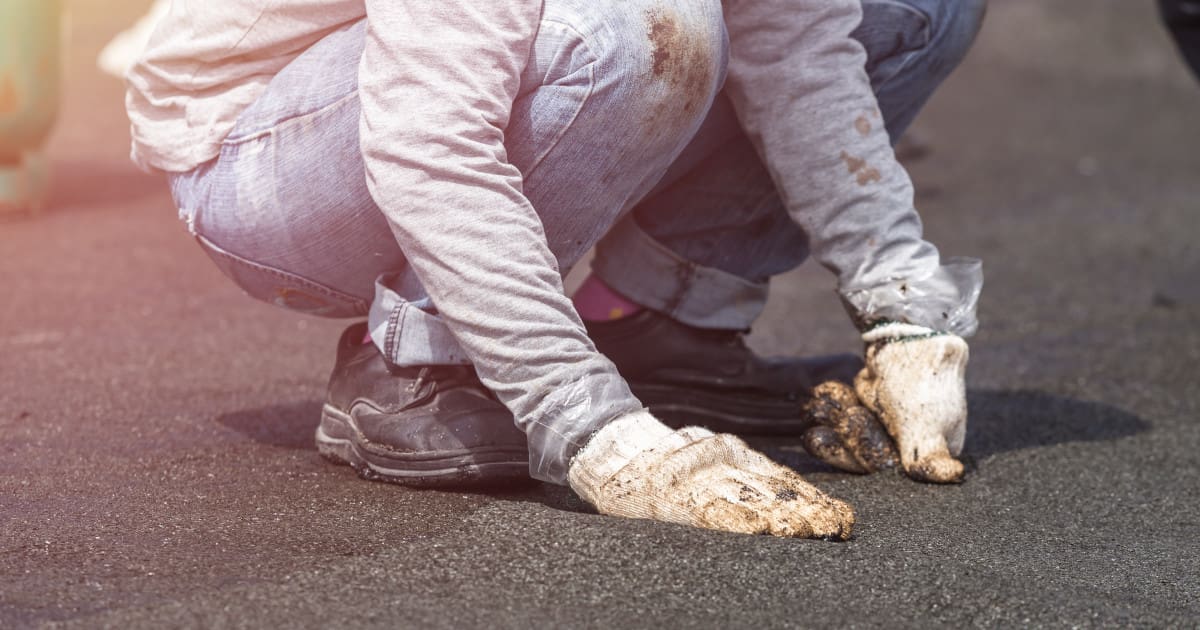 Dakdekker controleert een plat dak met bitumen in Friesland