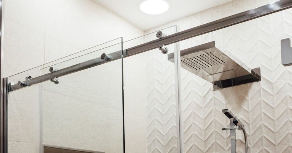 Douche schuifdeuren in de badkamer