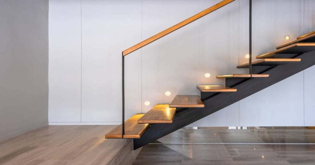 eiken trap in moderne woning 