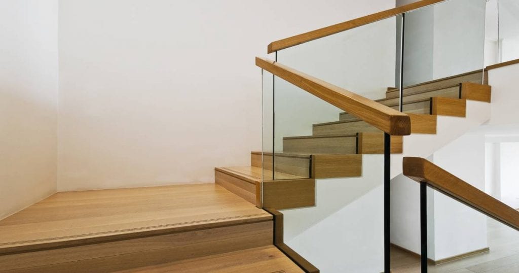 elegante eiken trap met eiken trapleuningen 