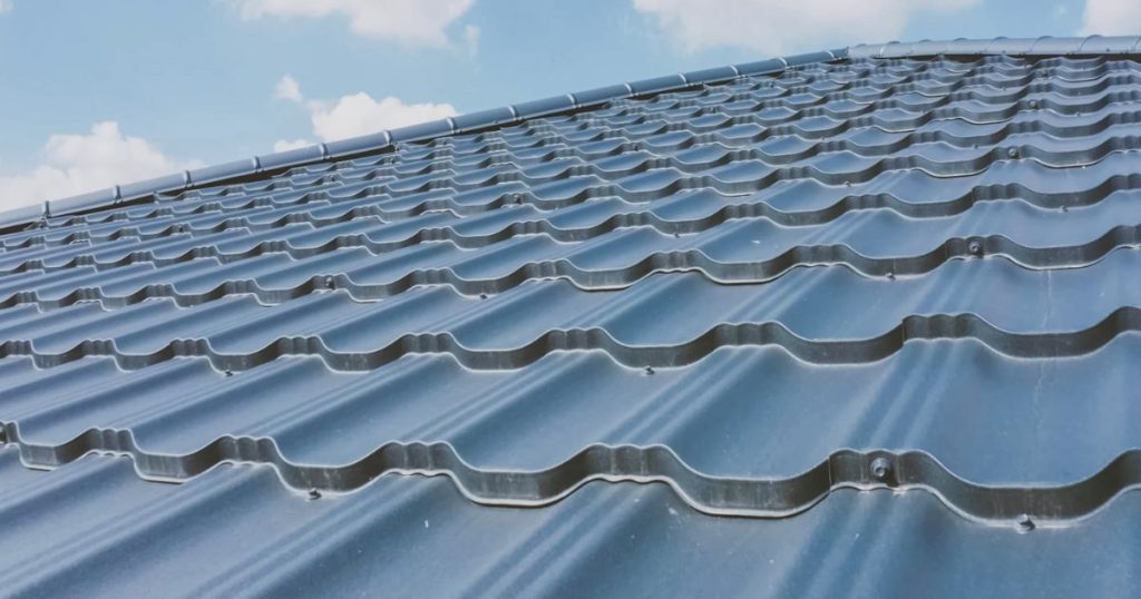 Schuin vooraanzicht van een dak met geïsoleerde sandwichpanelen.