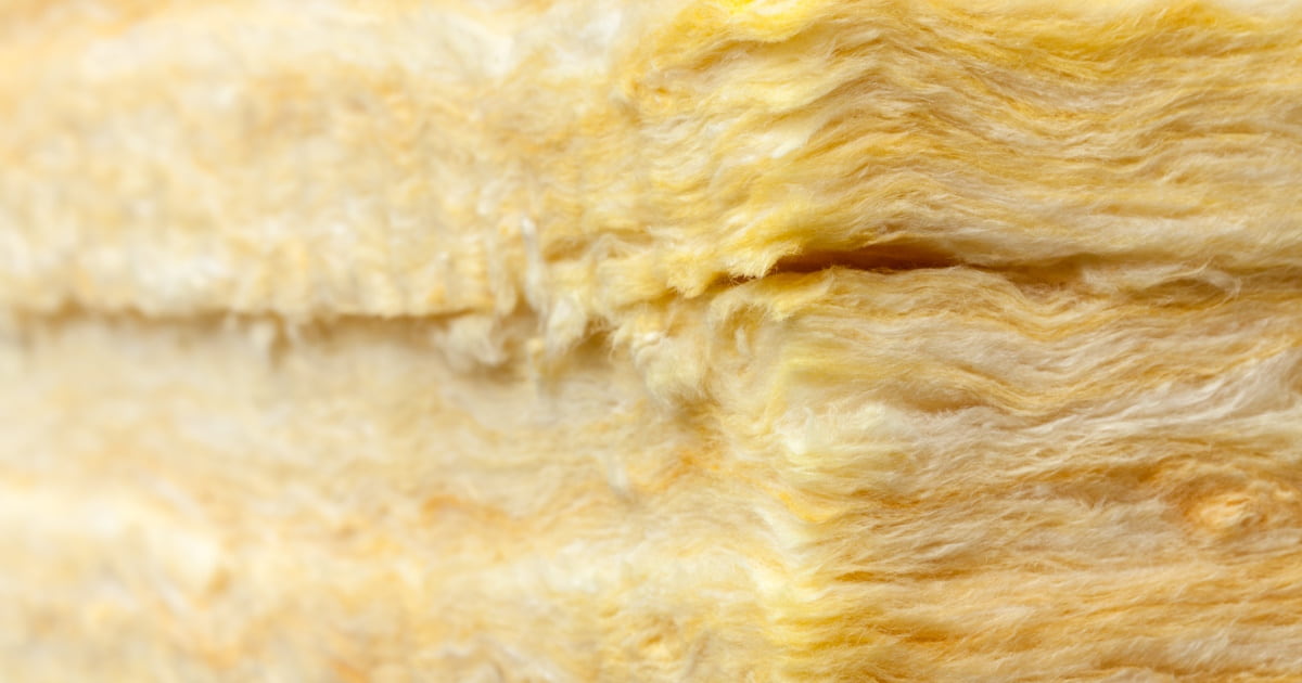 Minerale wol van dichtbij. De wol bestaat uit vezels en is geel van kleur