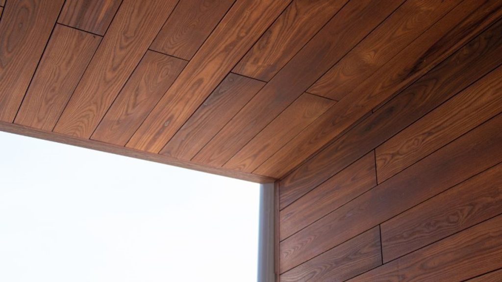 Gevelbekleding gemaakt van hout. Het hout heeft een hele warme kleur.