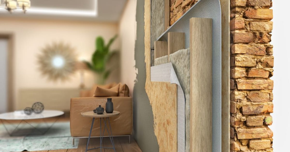 Een doorsnede van een binnenmuur met isolatie. Minerale wol is tussen een aantal planken geplaatst en afgewerkt met een houten plaat.