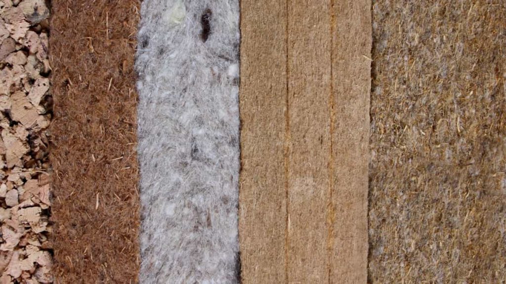 Een doorsnede van gevelbekleding van kurk. Onder de kurkplaat zijn meerder lagen isolatie aangebracht.