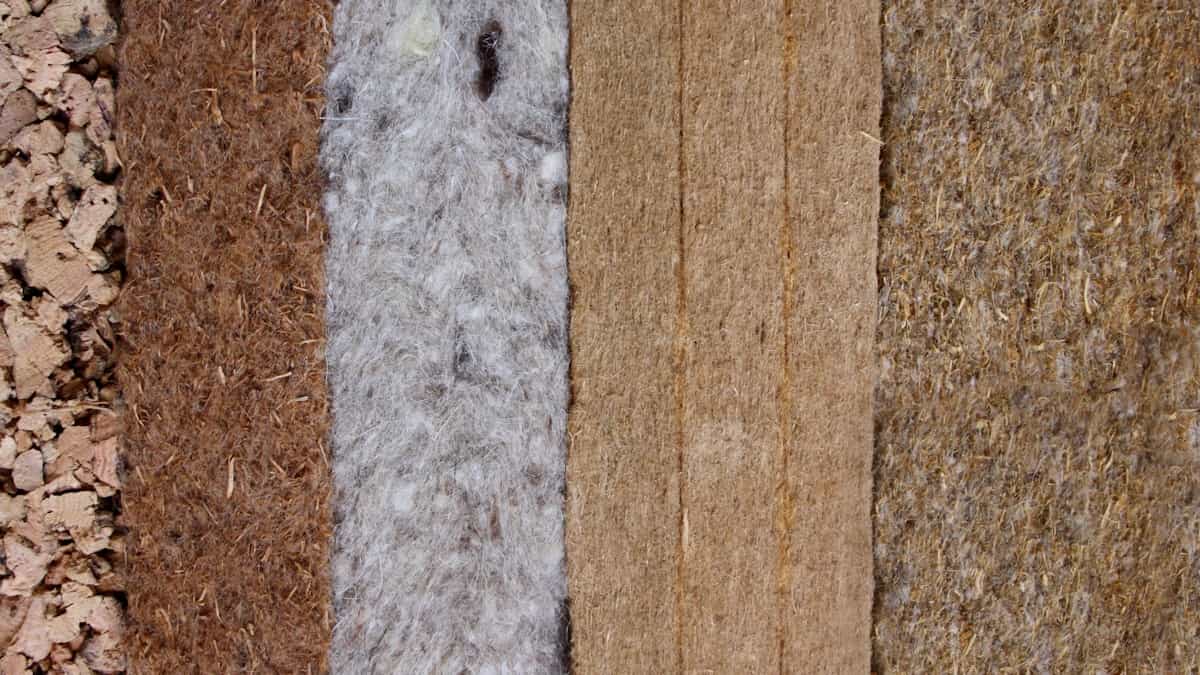 Een doorsnede van een aantal lagen gevelisolatie. Links op de foto wordt de laag isolatie afgewerkt met een plaat van kurk.