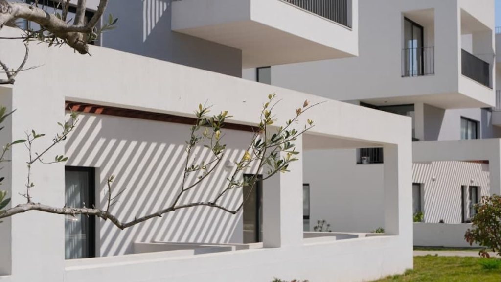 Moderne woningen met witte gevelpleister gevels en strakke vormgeving .De woningen beschikken over deels ommuurde tuintjes en terrassen.