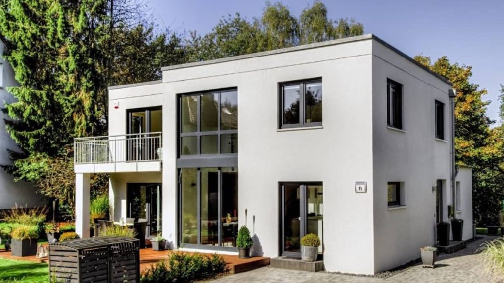 Een moderne woning voorzien van een strakke, witte gevelpleister. 