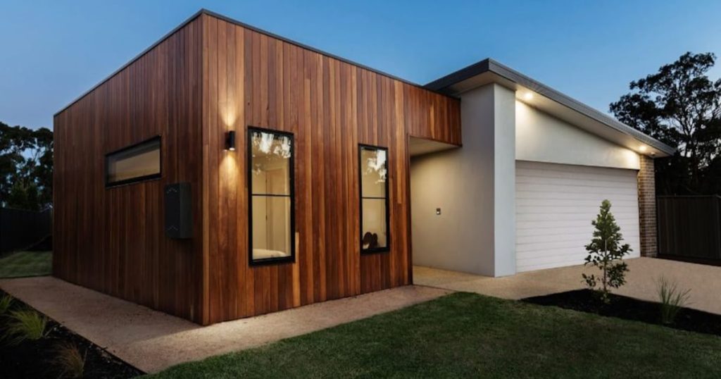 Een moderne gevel met houten bekleding. 