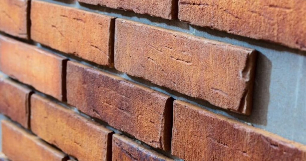 Een gevel bekleed met steenstrips. 