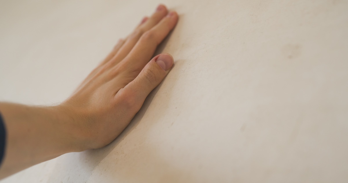 Na het stucen over glasvezelbehang ontstaat een mooi, egaal resultaat.