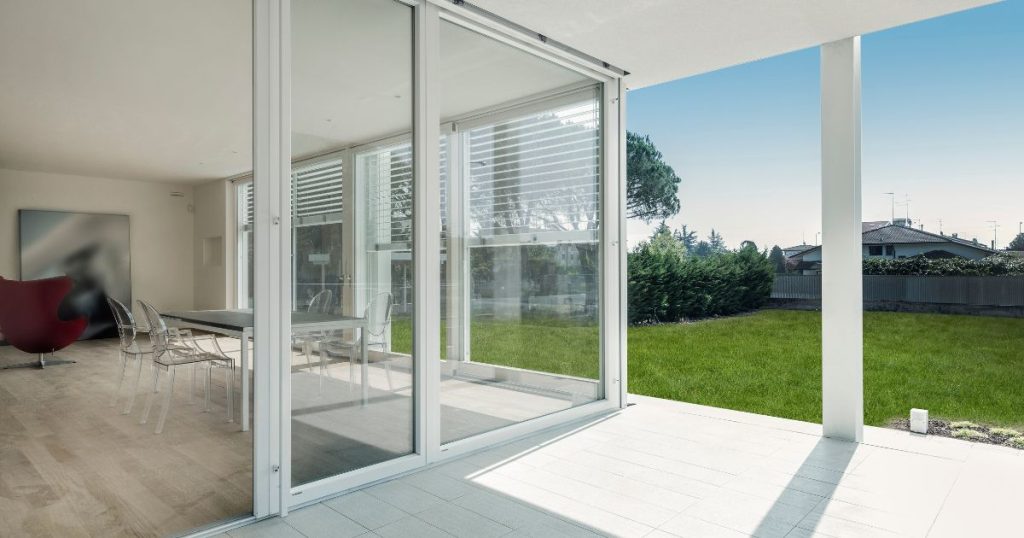 Glazen schuifdeur buiten