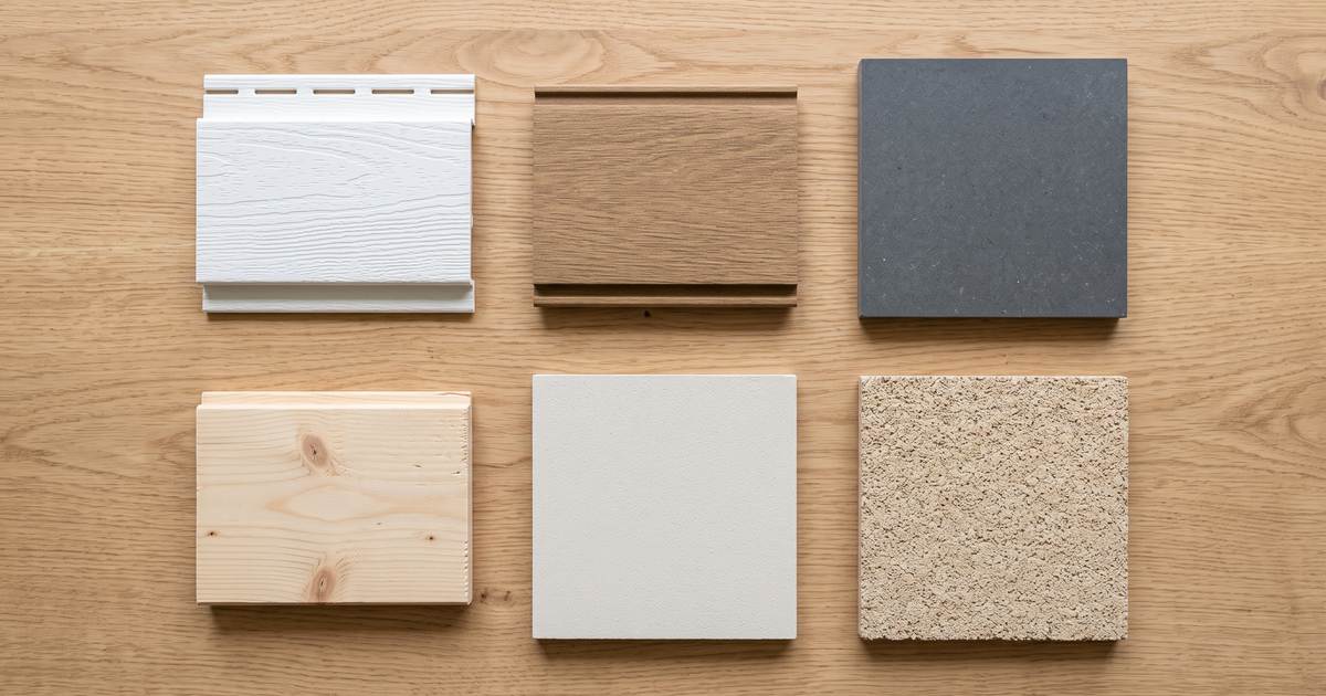 Zes proefstukken gevelbekleding op tafel: kunststof, composiet, vezelcement, vurenhout, sierpleister en spuitkurk