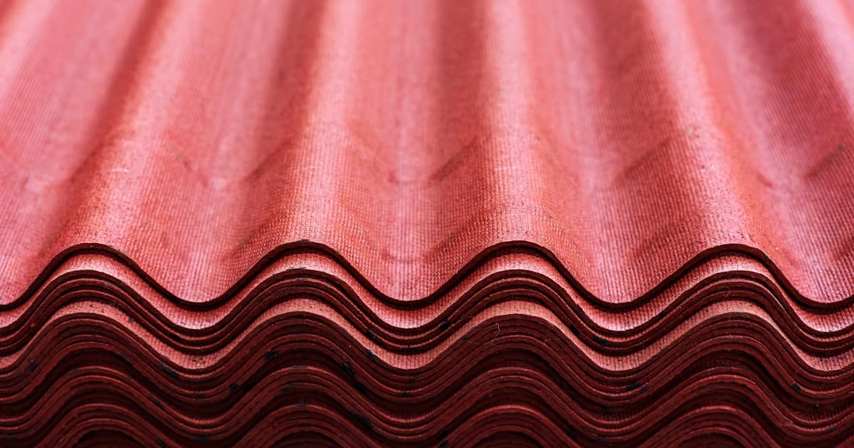 Een close-up van een stapel golfplaten met een rode kleur