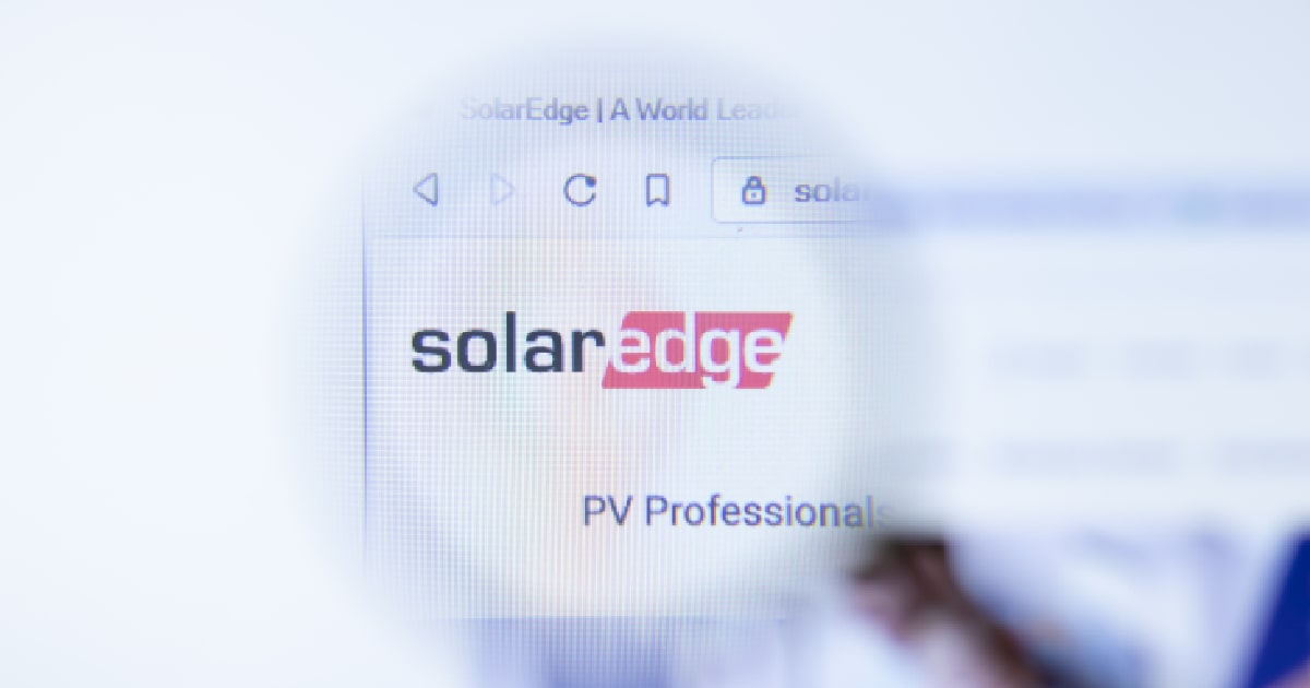 Het logo van SolarEdge, een bekende producent van omvormers en thuisbatterijen voor zonnepanelen.