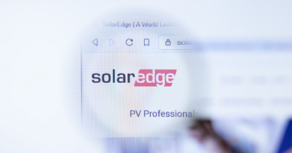 Het logo van solaredge, een producent van zonnepanelen, omvormers en thuisbatterijen.